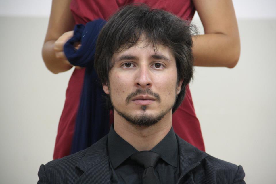 Rafael Bougleux é ator, diretor e docente na área de Artes Cênicas